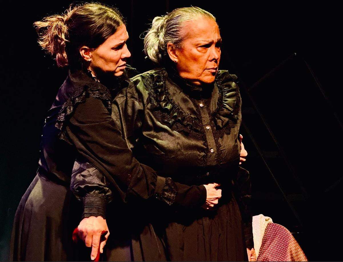 Gabriela González en el personaje de Angustias, y Alba Raquel Barros como Bernarda Alba, en una escena de la obra de Federico García Lorca que el Centro Cultural Español y la Sociedad Actoral Hispanoamericana presentan en un montaje fiel al texto original.