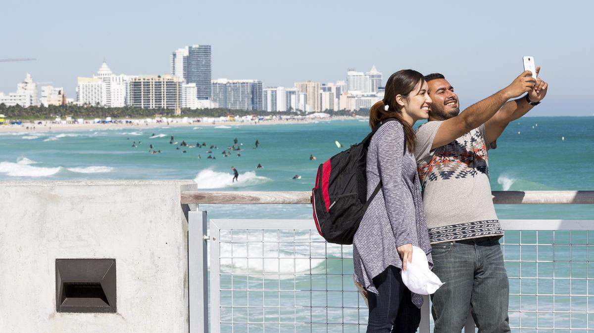 Dos turistas de California, Branden y Kristen Marín, se toman en enero una foto en South Pointe Park, en Miami Beach.