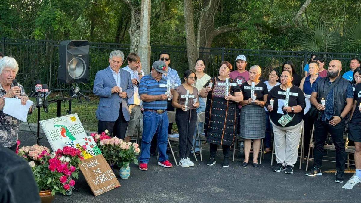 El Cónsul de México en Orlando, Florida, Juan Sabines Guerrero (en el centro), asistió el 15 de mayo de 2024 a la vigilia por los trabajadores agrícolas mexicanos que murieron en un accidente de tránsito en Ocala.