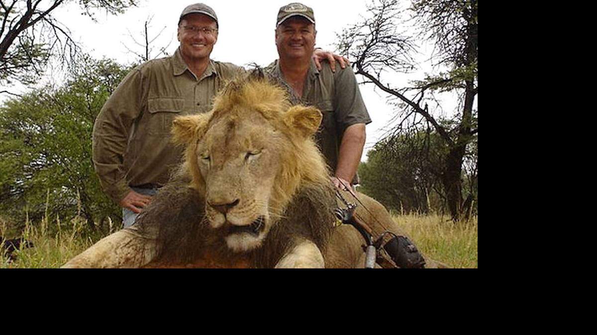 Walter James Palmer (izq.) posa con un cazador junto al cadáver de Cecil, el león más famoso de Zimbabue. 