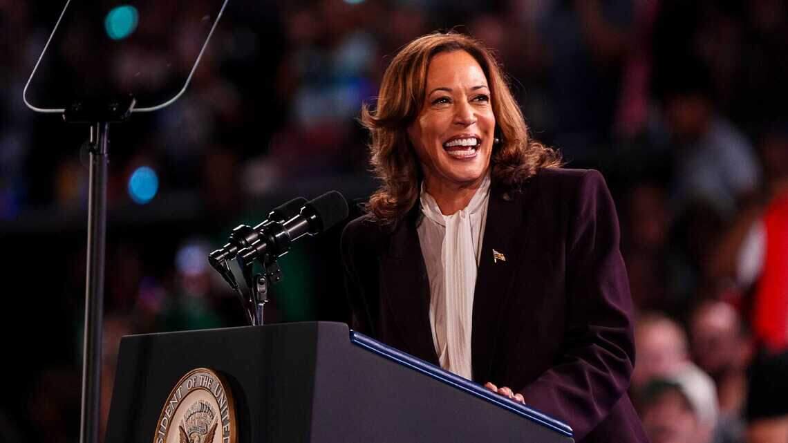 Kamala Harris guarda silencio sobre su género y raza, pero una victoria sería histórica