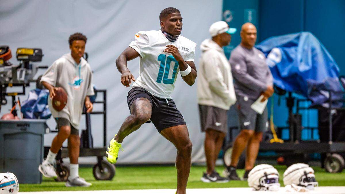 El wide receiver de los Dolphins Tyreek Hill calienta en un entrenamiento con el equipo, el 23 de julio de 2025 en Miami Gardens.. 