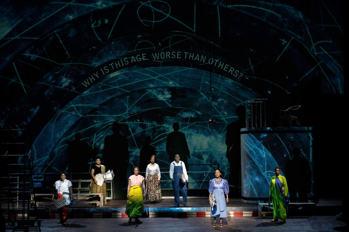 El artista sudafricano William Kentridge regresa al Arsht Center con el debut norteamericano de su nueva producción teatral interactiva, “The Great Yes, The Great No”.