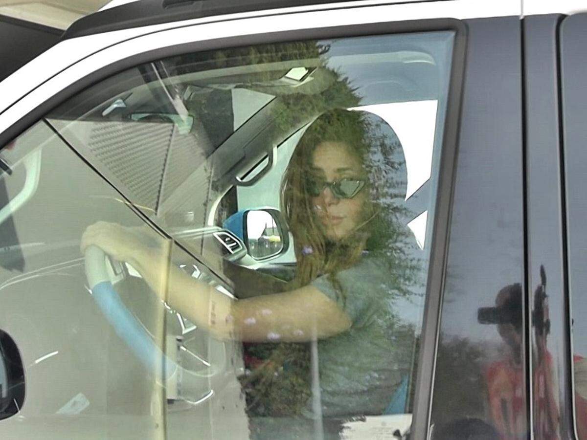 Shakira, conduciendo mientras sale de su casa en Barcelona.