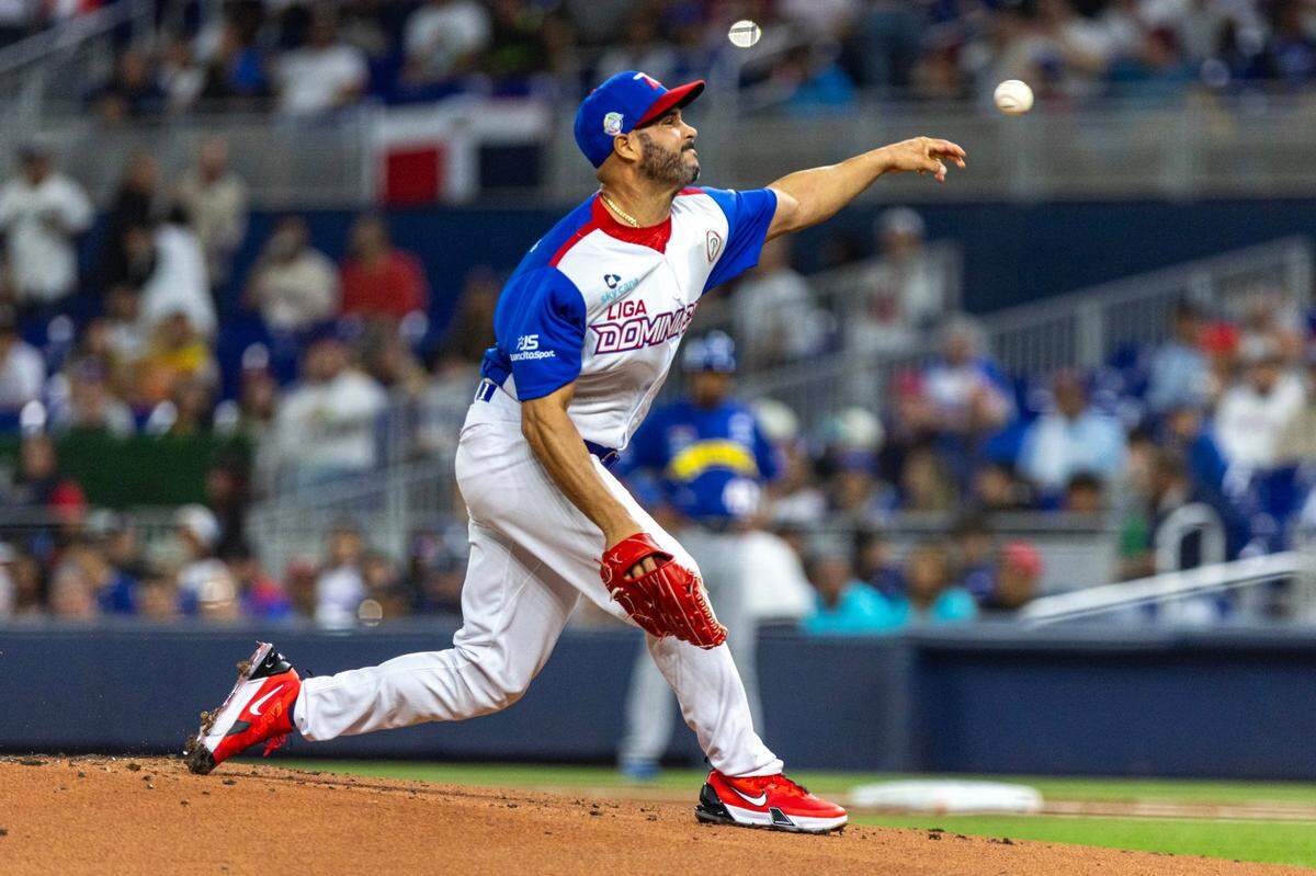 El abridor de República Dominicana Raúl Valdés lanza en el primer inning ante Venezuela, en el partido de la Serie del Caribe celebrado el 1ro de febrero de 2024 en Miami.