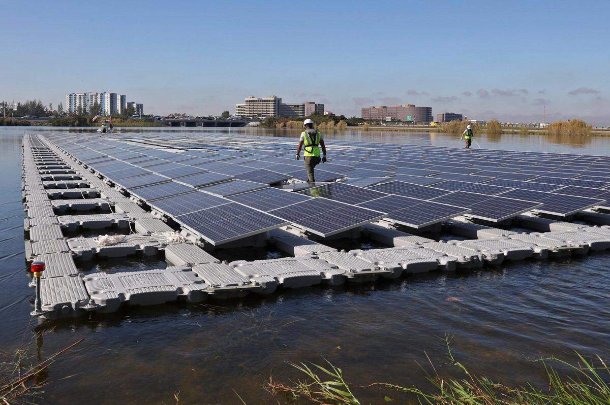 La FPL y el Condado de Miami-Dade lanzaron un programa de energía solar que comenzó con estos 402 paneles solares flotantes que generarán 160 kilovatios de energía en Blue Lagoon, adyacente al Aeropuerto Internacional de Miami, el martes 28 de enero de 2020.