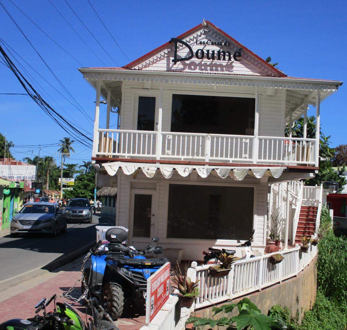 Vivienda emblemática, estilo francés creole de Las Terrenas a orillas del arroyo.