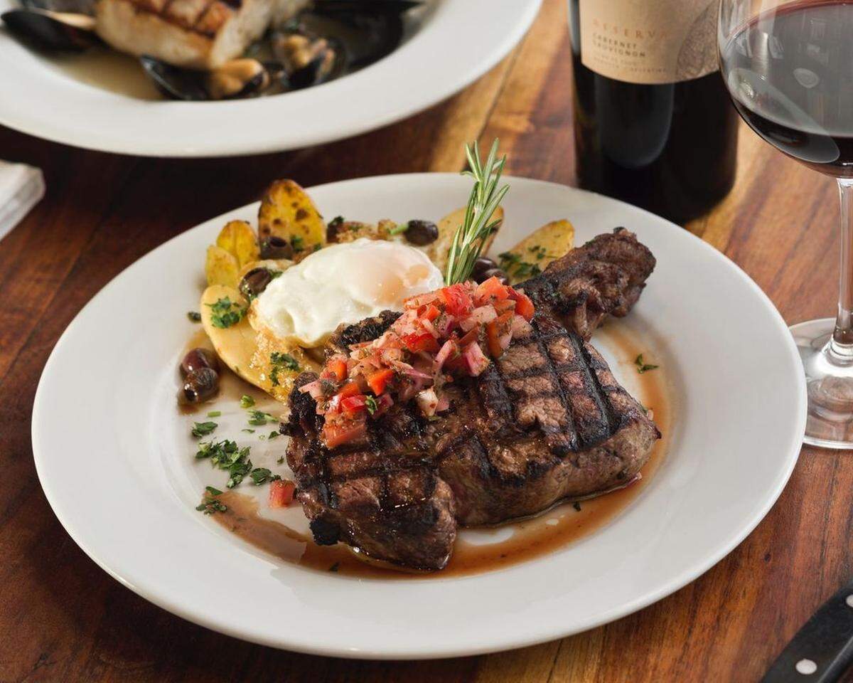 En el restaurante Graziano’s Market destacan los platos de carne y las parrilladas, así como las salchichas picantes de jabalí, cordero y faisán flambeadas al coñac. 