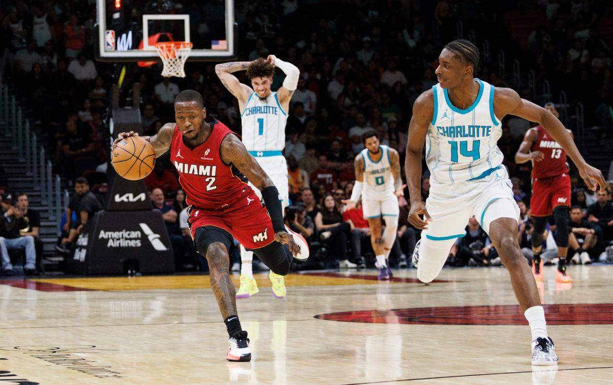 El jugador del Heat Terry Rozier (#2) conduce el balón ante la marca de Moussa Diabate, de los Hornets de Charlotte, en el partido celebrado el 10 de marzo de 2025 en Miami.