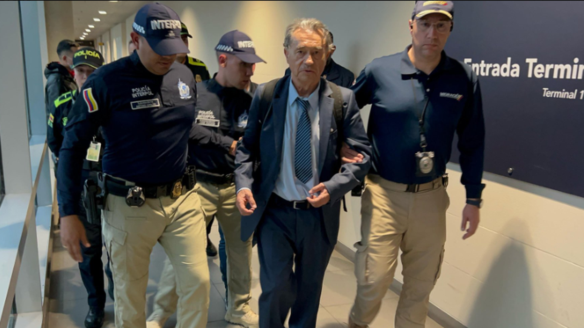 El exnarcotraficante colombiano Carlos Lehder, que fue fundador del Cartel de Medellín, fue arrestado este viernes al llegar al aeropuerto internacional El Dorado de Bogotá, 38 años después de haber sido extraditado a Estados Unidos en donde purgó una condena por narcotráfico.