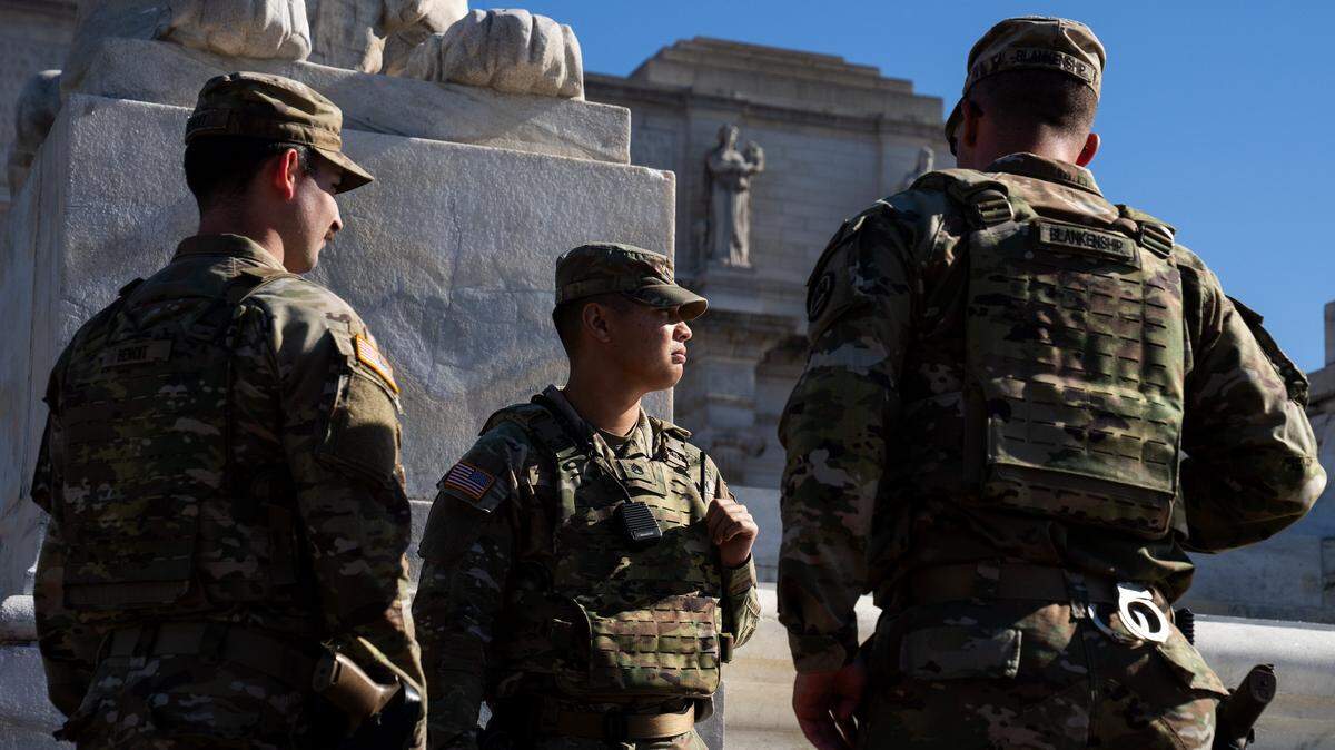 Miembros de la Guardia Nacional de Louisiana patrullan el área alrededor de Union Station, en Washington D.C., el 26 de agosto de 2025.