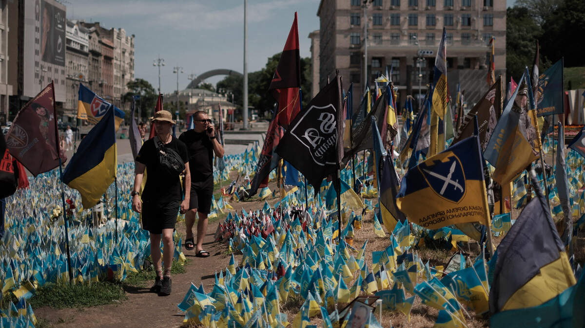 Varias personas visitan un memorial en homenaje a los soldados ucranianos muertos durante la invasión rusa, en la Plaza de la Independencia de Kiev, el lunes 2 de julio de 2024.