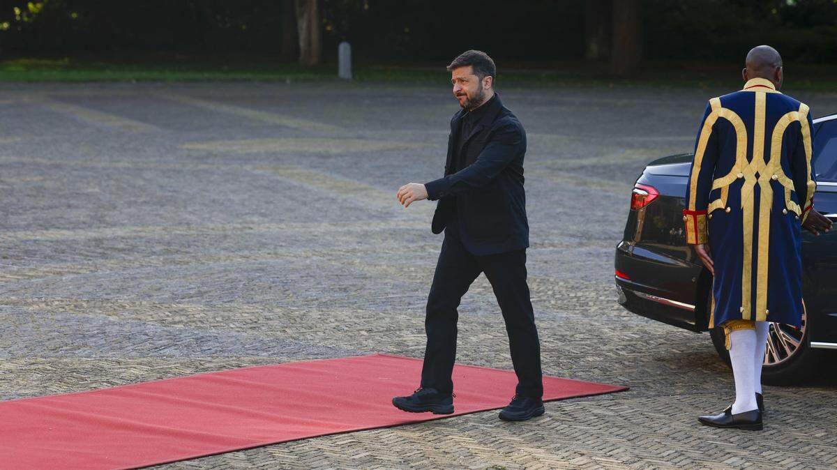 El presidente de Ucrania, Volodímir Zelenski, a su llegada a una cena de trabajo ofrecida por los monarcas neerlandeses en el marco de la Cumbre de la OTAN, este martes, en el Palacio Huis ten Bosch de La Haya.