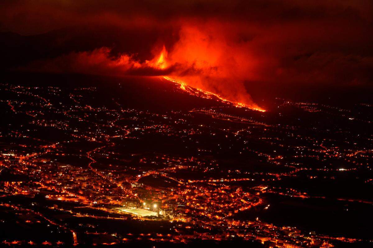 Erupción volcánica en El Paso (La Palma, Canarias), después de que el complejo de la Cumbre Vieja acumulara miles de terremotos en la última semana.