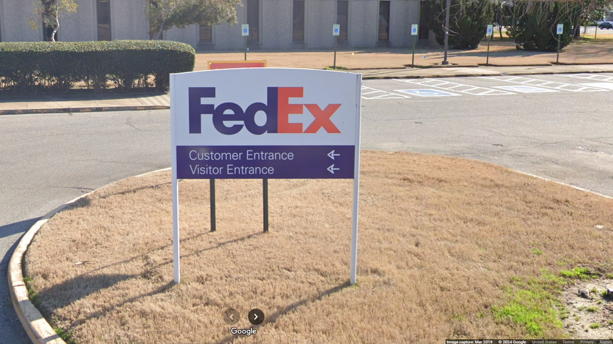 Un conductor de FedEx que se atrasó en sus entregas decide lanzar a la maleza más de 40 paquetes.