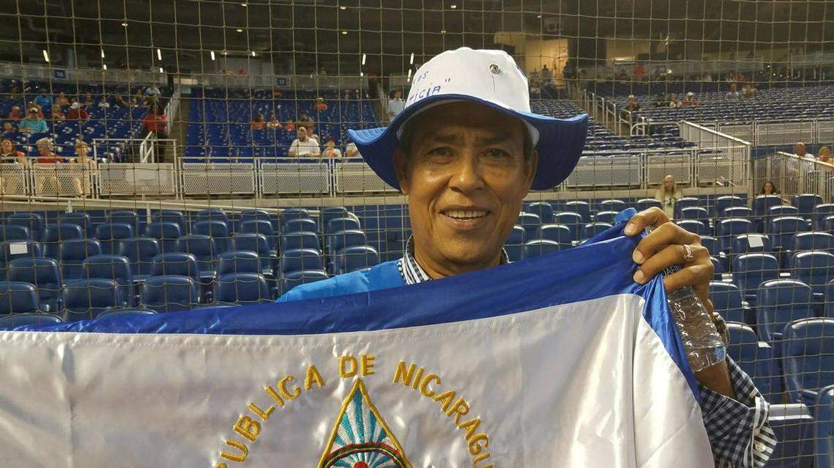 Dennis Martínez con la bandera de Nicaragua en un juego en el Marlins Park el 14 de julio del 2018.