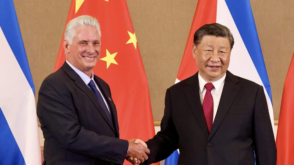El gobernante cubano Miguel Díaz-Canel conversa con el presidente chino Xi Jinping durante un encuentro bilateral.