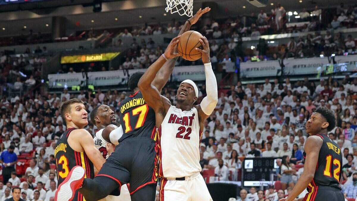 El jugador del Heat Jimmy Butler (22) tira al aro ante la marca de Onyeka Okongwu, de los Hawks de Atlanta, en el partido celebrado el 17 de abril de 2022 en Miami.