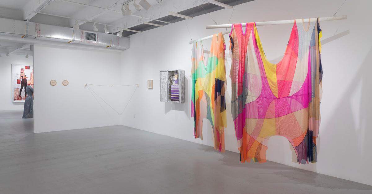 Vista de algunas de instalaciones en sala en Panamerican Art Projects.