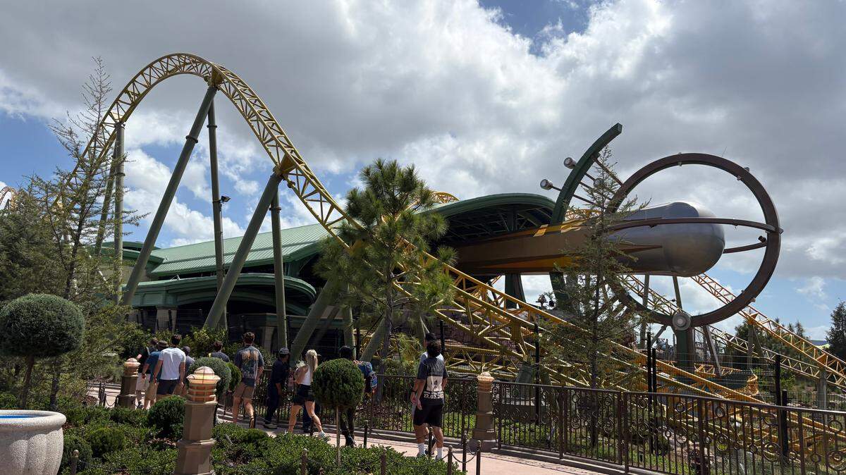 Stardust Racers, la montaña rusa de carreras con doble lanzamiento a través del cosmos, ubicada en Celestial Park dentro de Epic Universe, Florida.