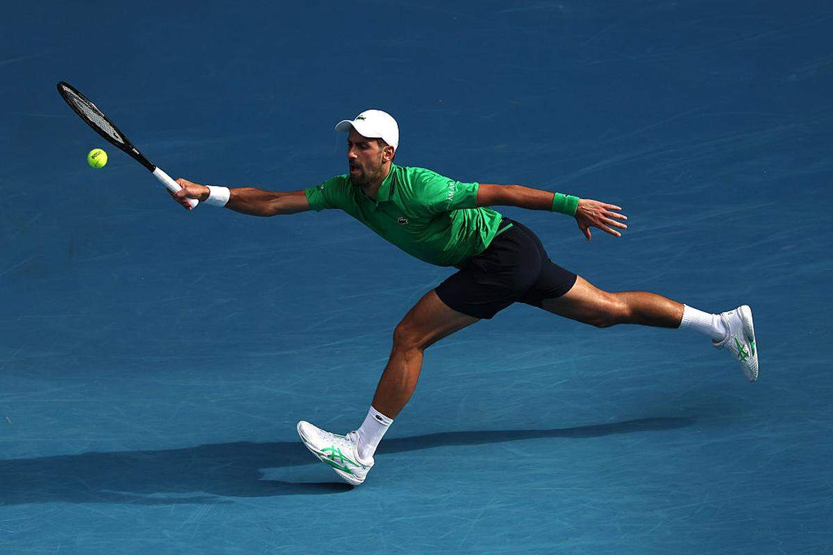  El serbio Novak Djokovic se situó en las semifinales del Abierto de Australia beneficiado por la retirada de su rival, el italiano Lorenzo Musetti, quien había ganado los dos primeros sets, pero que se lesionó en el abductor de la pierna derecha. 
