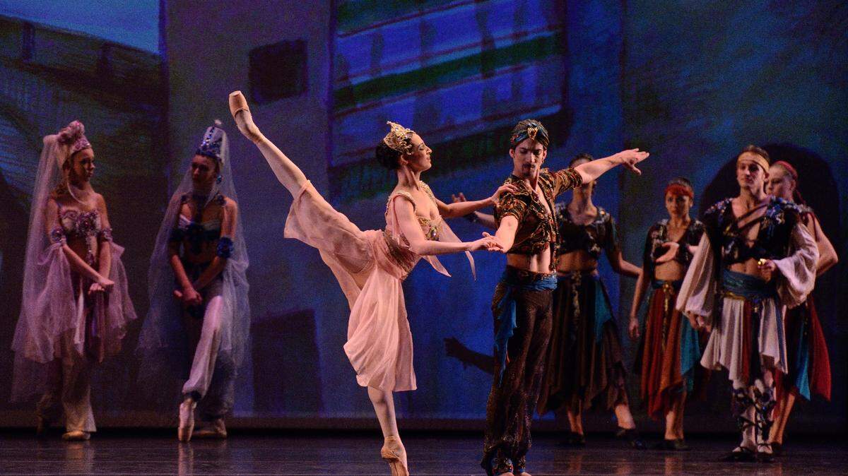Marize Fumero y Jorge Oscar Sánchez en “Le Corsaire” Pas de Deux. 