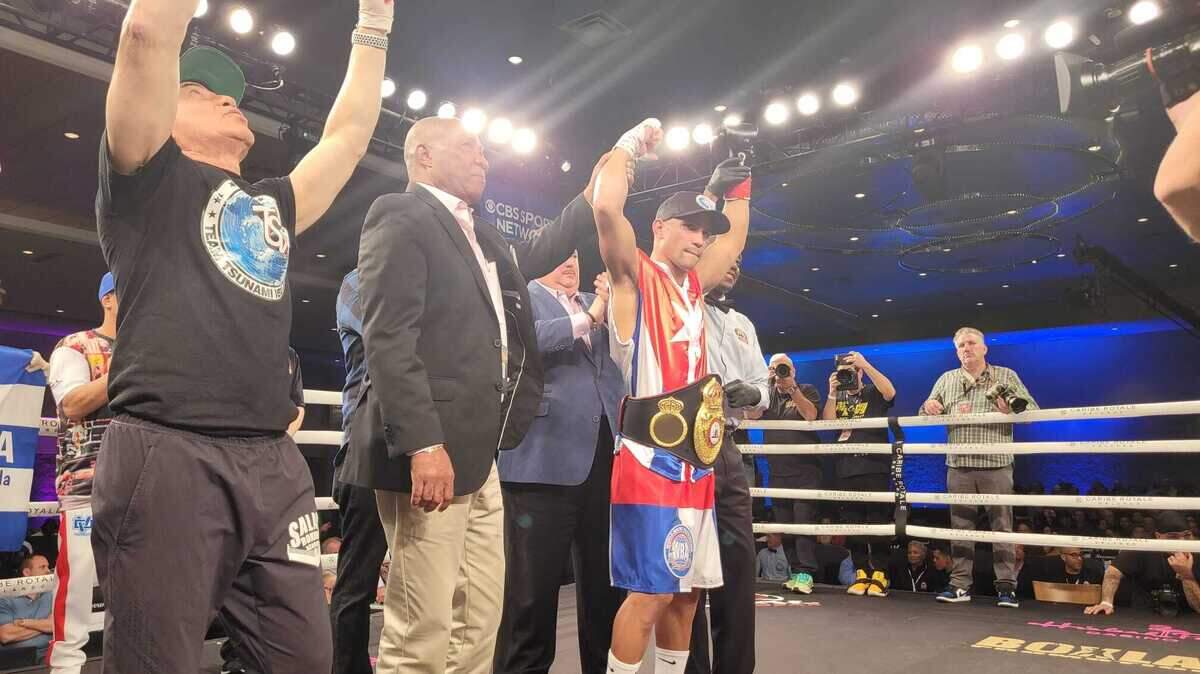 Orestes Velázquez no pudo contener las lágrimas. Después de cambios radicales en su carrera y en su vida, el Tsunami de Cuba vivió el domingo por la noche su mejor momento en el ring al conquistar la primera faja de su carrera profesional.