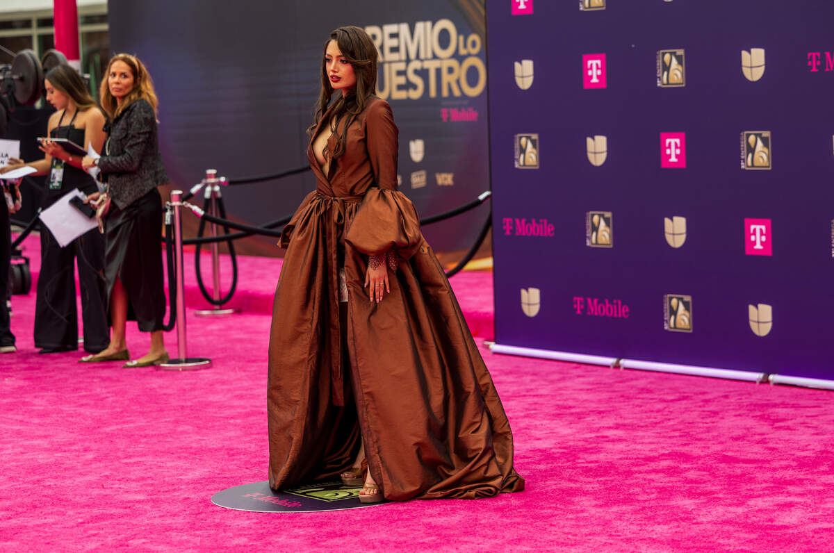 La TikToker Pao Ruiz reacciona al llegar a la alfombra magenta de Premio Lo Nuestro 2025, celebrado en el Kaseya Center, en Miami, el jueves 20 de febrero de 2025.