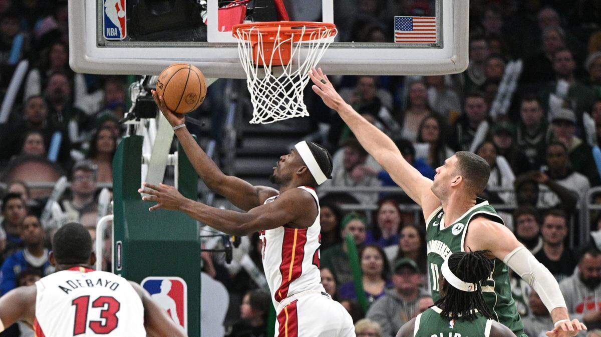 El jugador del Heat Jimmy Butler tira al aro ante la marca de Brook López en el quinto partido de la serie de playoffs de la NBA, celebrado el 26 de abril de 2023 en Milwaukee.