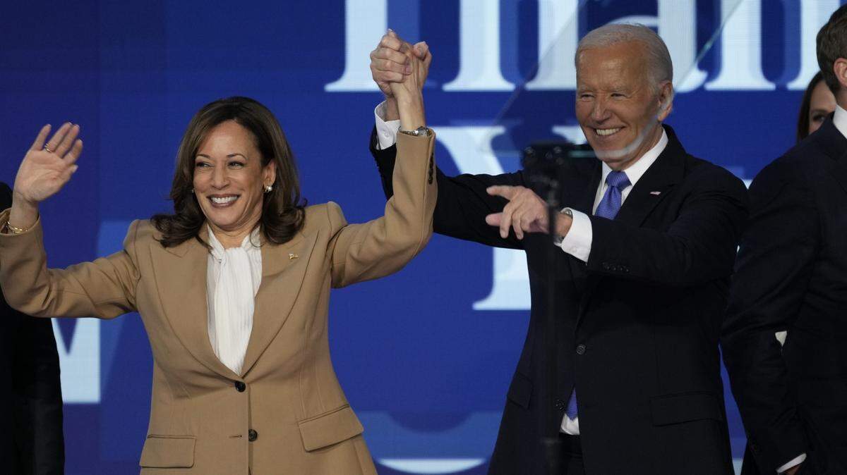 El presidente Joe Biden levanta la mano de la vicepresidenta Kamala Harris tras el discurso del mandatario durante el primer día de la Convención Nacional Demócrata en Chicago, el lunes 19 de agosto de 2024.