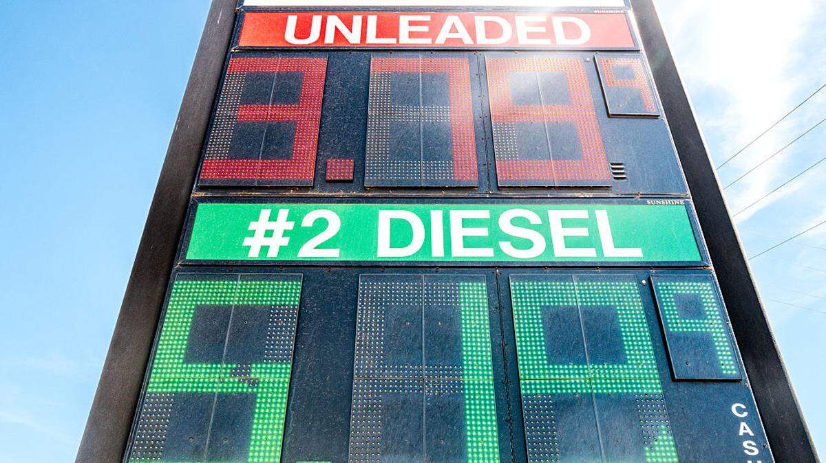 Los precios de la gasolina y el diésel en una estación de servicio en Odessa, Texas, el martes 16 de marzo de 2026. El precio del diésel subió 14% en febrero, según un reporte publicado el miércoles 17 de marzo.