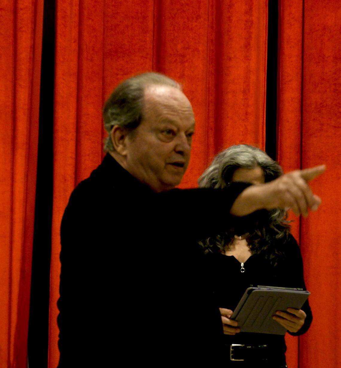 Manny Albelo director de 'La viuda alegre' ensayando la obra.