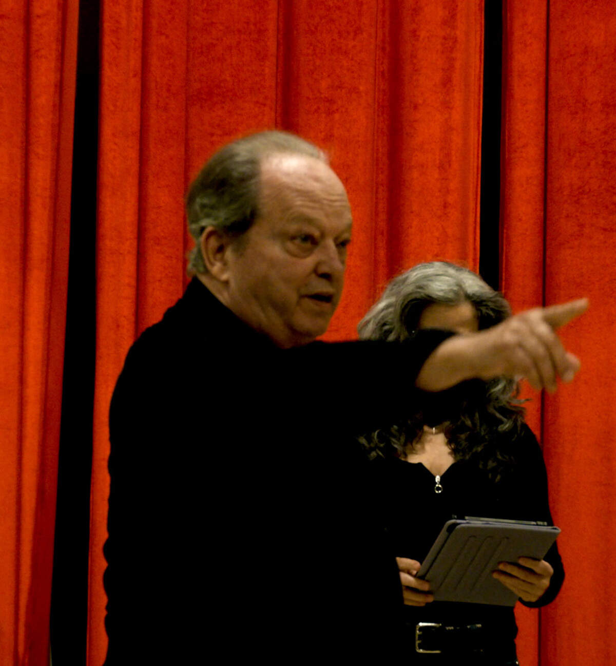 Manny Albelo director de 'La viuda alegre' ensayando la obra.