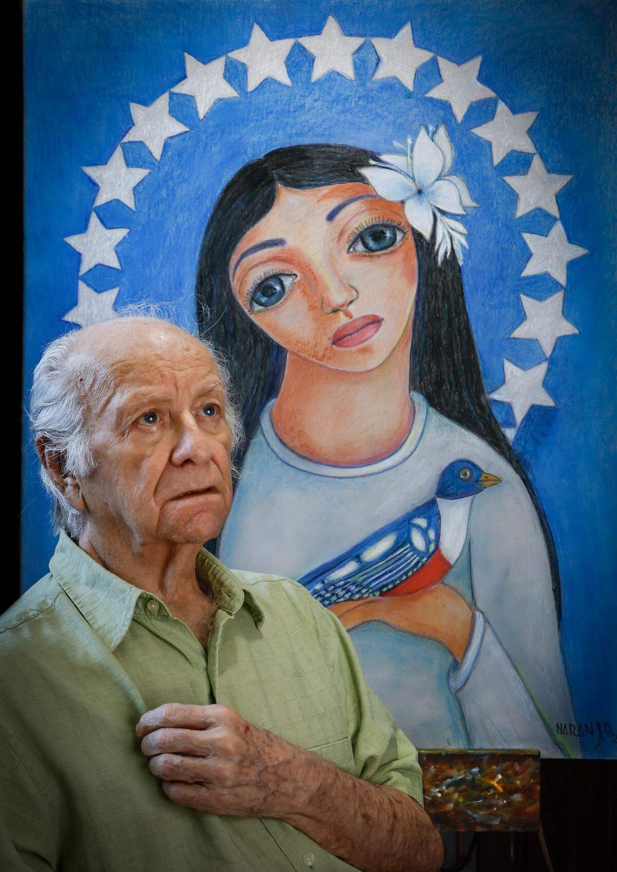 Pintor autodidacta, Orlando González Naranjo pone un sello a sus cuadros al pintar personajes del campo cubano que se distinguen por los ojos caídos.
