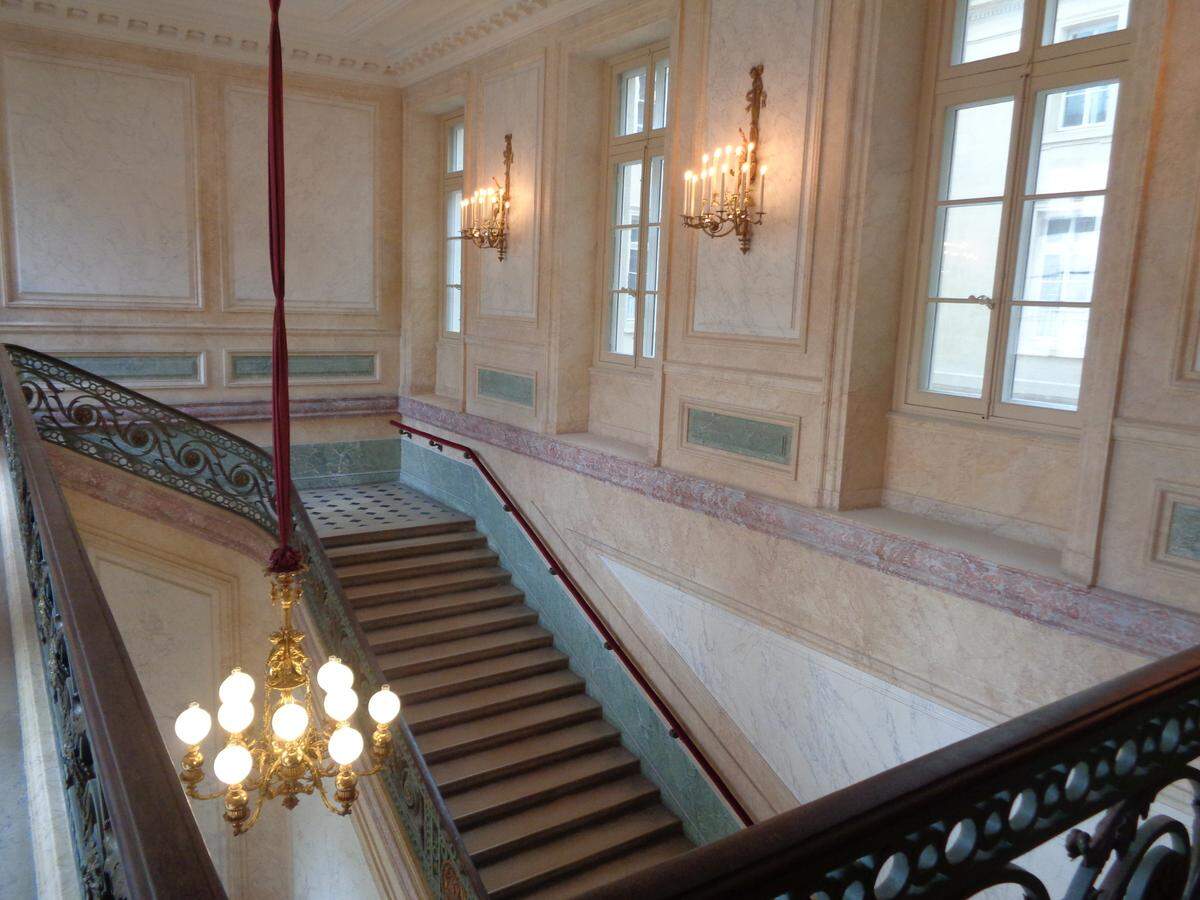 Escalera de honor que conduce a las dependencias principales del Palacio de la Marina en París.