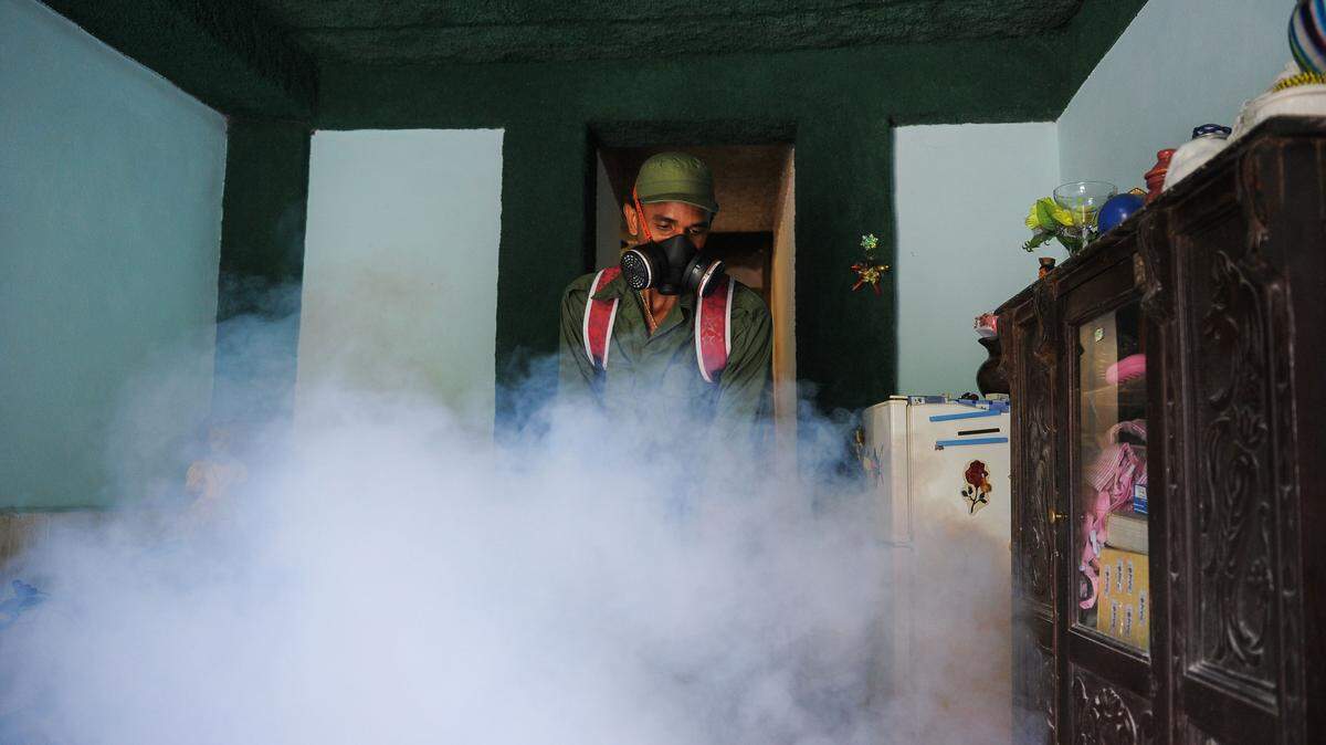 Foto de archivo de un miembro del ejército cubano fumigando contra mosquitos, responsables de trasmitir virus y enfermedades como el dengue y el chikungunya.