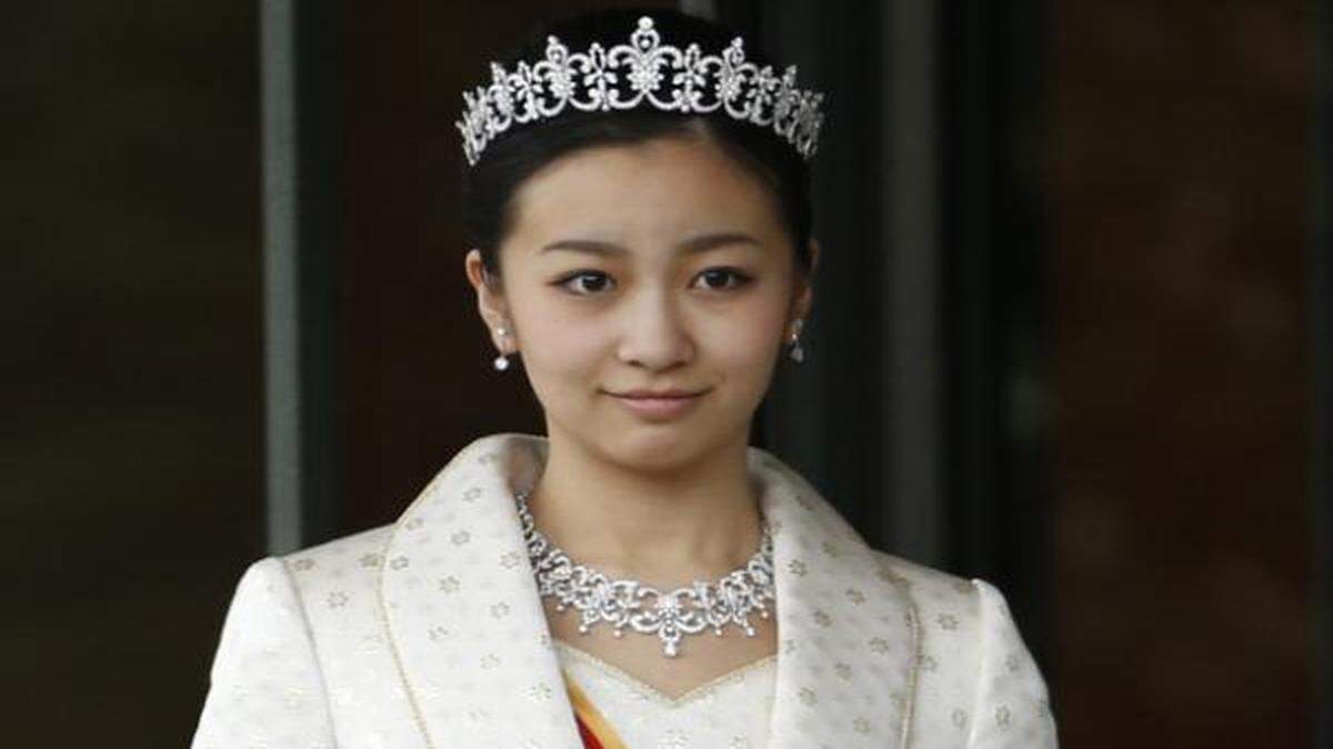 Nacida el 29 de diciembre de 1994, Kako es fruto del matrimonio entre Akishino, el segundo hijo del emperador Akihito, y la princesa Kiko.