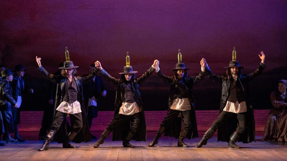 Esta creación de Joseph Stein con Jerry Bock y Sheldon Harnick, ambos ganadores del Premio Pulitzer viene ahora dirigida por el también ganador de un Tony, Bartlett Sher y cuenta con los bailes del aclamado coreógrafo israelí Hofesh Shechter.