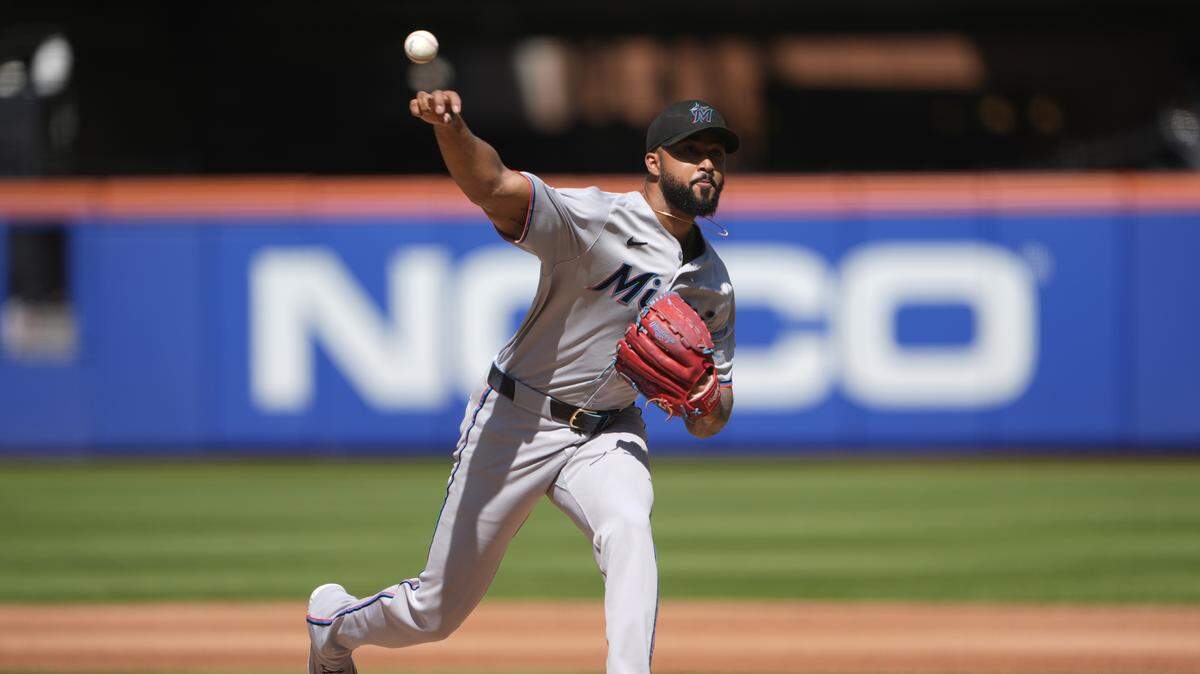 El abridor de los Marlins de Miami Sandy Alcántara lanza en el tercer inning del partido ante los Mets, celebrado el 31 de agosto de 2025 en el Citi Field de Nueva York.