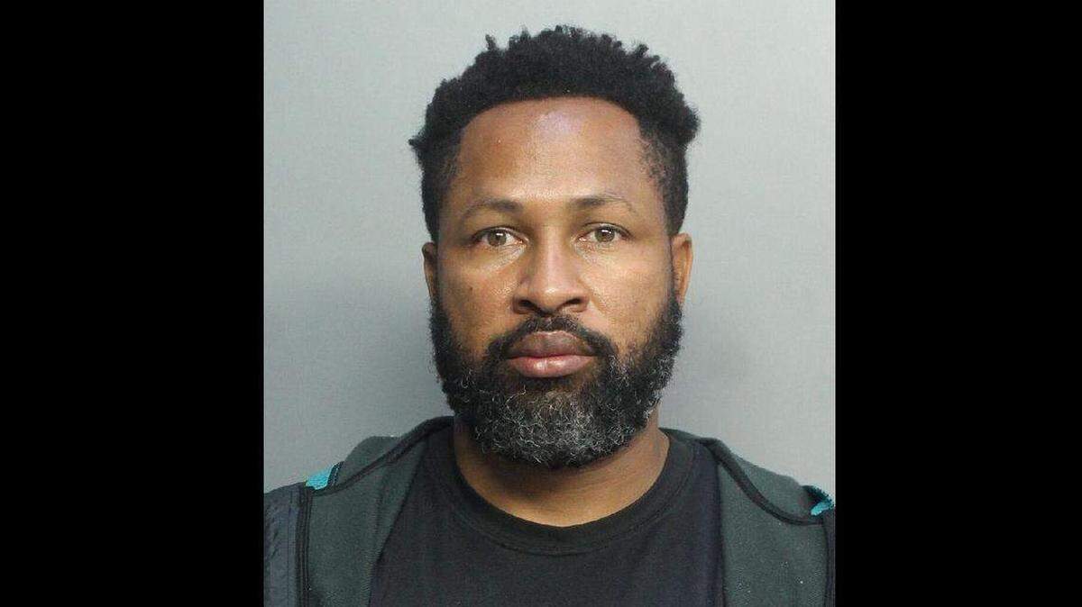 Darius Lawshea, de 50 años, fundador del club de atletismo Miami Gardens Xpress, fue declarado culpable de abusar sexualmente de una joven a la que entrenaba.