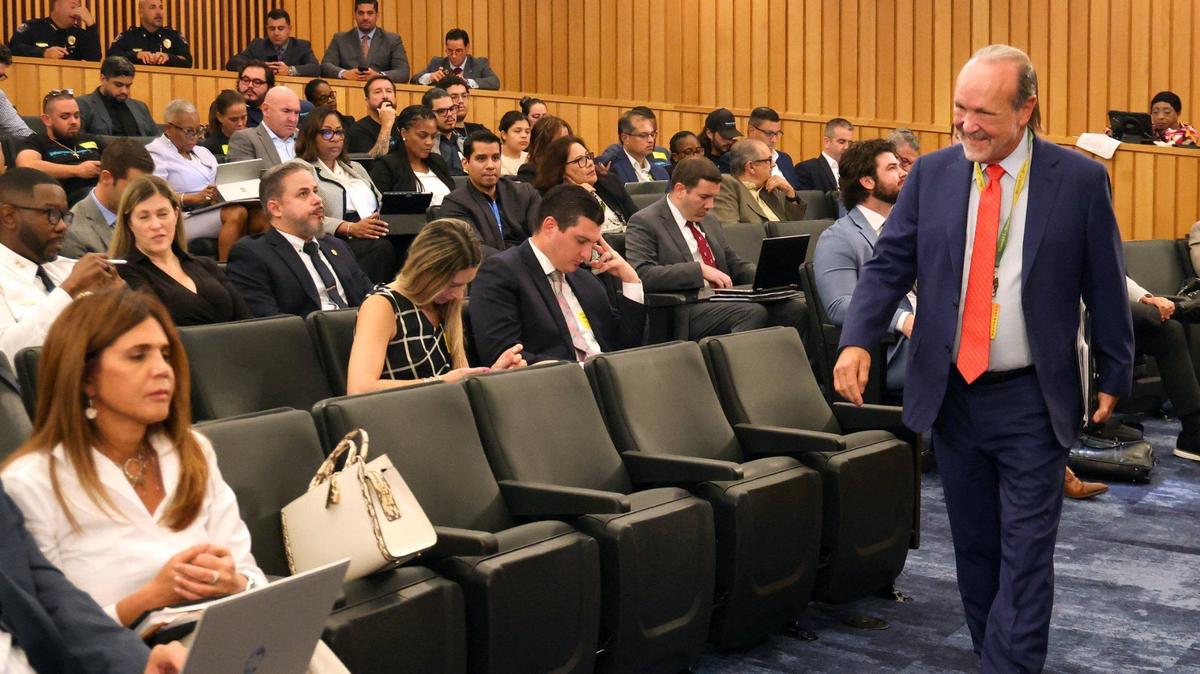 Ron Book, del Homeless Trust, durante la reunión de la comisión el miércoles 4 de septiembre de 2024, dentro de la cámara de la Comisión de Miami-Dade en el Stephen P. Clark Center en Miami, Florida.