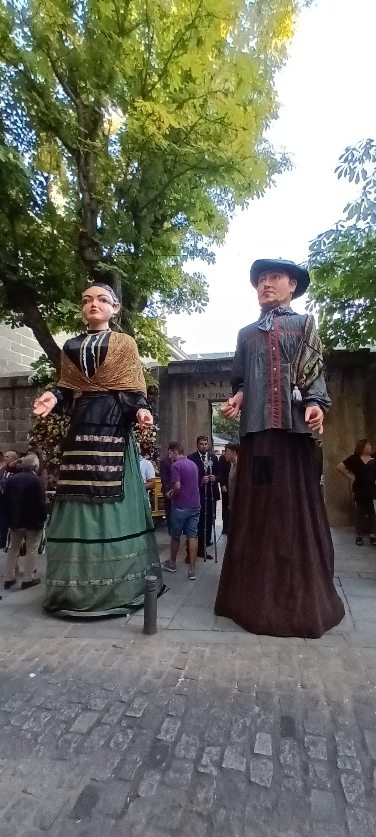 Los cabezudos frente al Santuario de Nuestra Señora de Gracia.