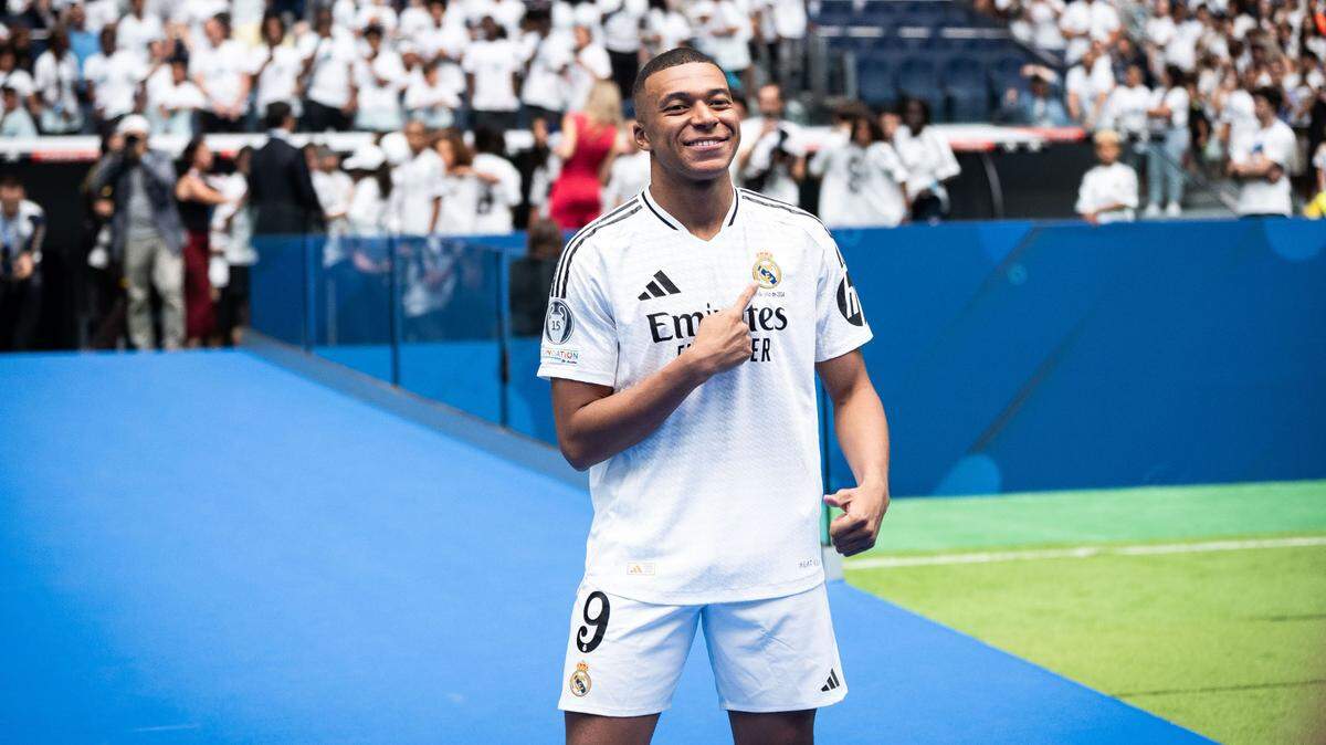 Kylian Mbappé reacciona al ser presentado este martes como nuevo jugador del Real Madrid, ante 80,000 seguidores en el estadio Santiago Bernabéu.