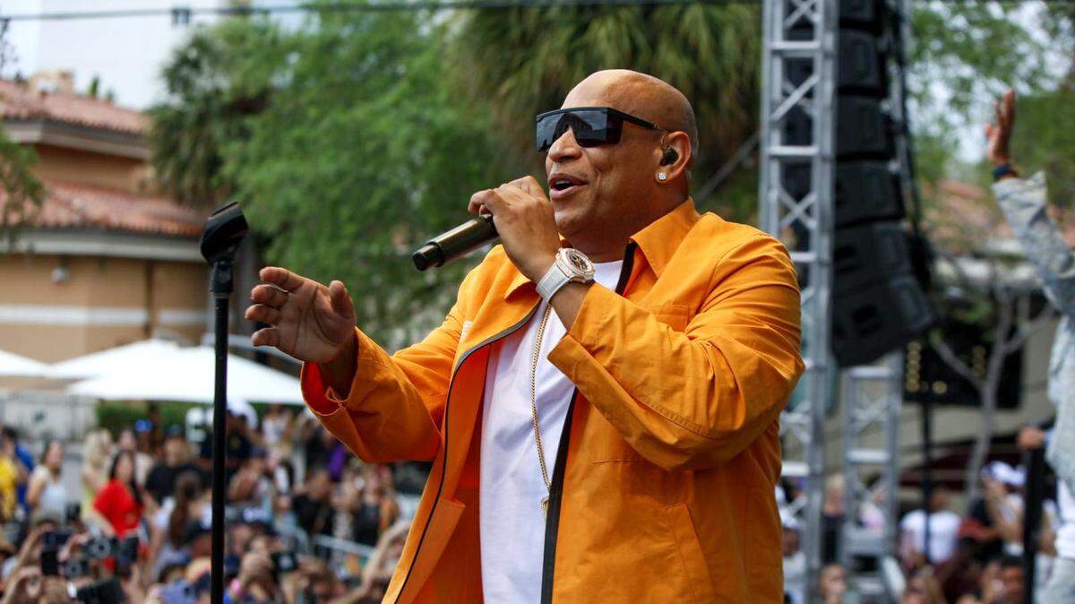 Alexander Delgado, de Gente de Zona, se lanza al negocio de los restaurantes en Miami con LO D’ ALEX, que abre el 23 de noviembre, “con platillos internacionales, música y las mejores vibras”. La Gozadera, su otro proyecto culinario, está en construcción en La Pequeña Habana y debe abrir en el 2025.