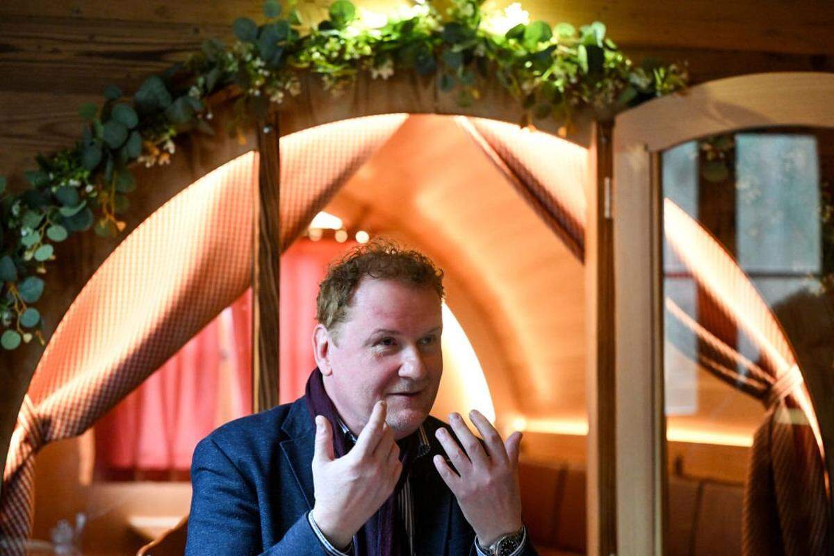 Andreas Hausmann, propietario del “Hotel America” de Ramstein, conversa con la AFP en el restaurante “Big Emma”, situado en la ciudad de Ramstein —cerca de la Base Aérea de Ramstein—, en el oeste de Alemania, el 26 de febrero de 2025. En los alrededores de la base aérea estadounidense de Ramstein, en Alemania, muchos han observado con inquietud cómo el equipo del presidente Donald Trump ha puesto en duda la futura presencia militar de Estados Unidos en Europa. Durante décadas, los habitantes locales han soportado el estruendo de los aviones de combate sobre sus cabezas, pero también han forjado estrechos lazos económicos y vínculos culturales con muchos de los 50,000 estadounidenses presentes en la zona, tanto personal militar como sus familiares.