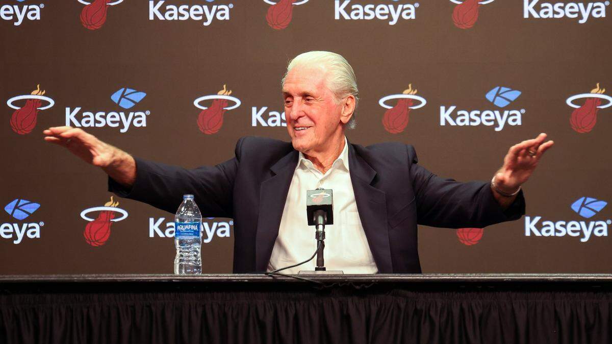 El presidente del Heat, Pat Riley, habla en una conferencia de prensa celebrada el 6 de mayo de 2024 en Miami. 