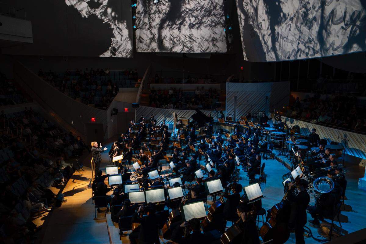 Stéphane Denève y Daisy River en “Del diario de Ana Frank”, de Michael Tilson Thomas.