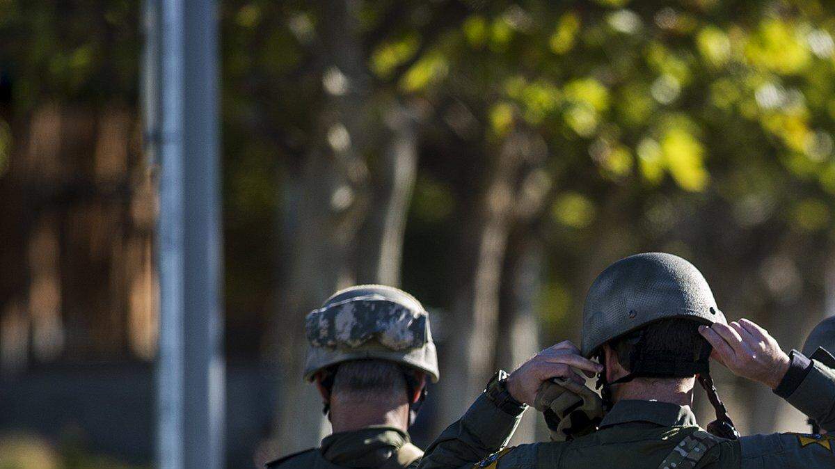 Agentes especiales SWAT entran en la Universidad de California-Merced después que se reportó el apuñalamiento de varios estudiantes, el miércoles. 