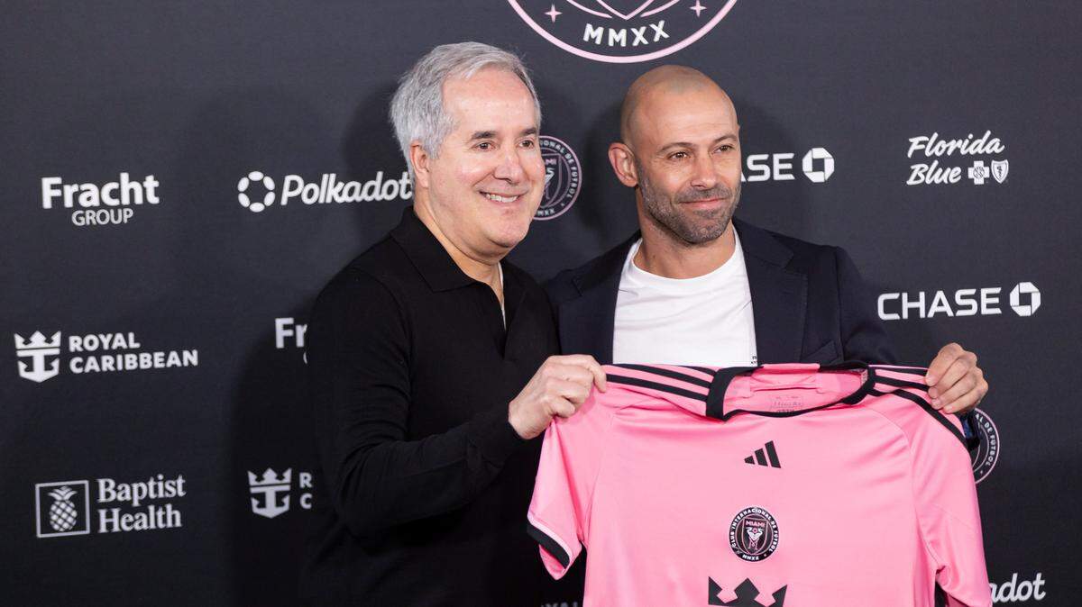El propietario gerente del Inter Miami Jorge Mas (izquierda) y Javier Mascherano sostienen una camiseta del equipo durante la presentación del argentino como nuevo técnico del club, en la conferencia de prensa celebrada el 3 de diciembre de 2024, en Fort Lauderdale, Florida. 