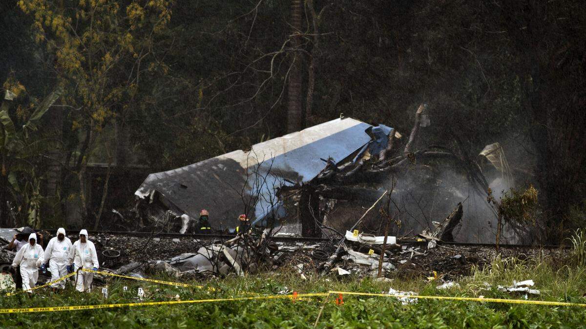 Peritos forenses revisan los restos de un avión arrendado por Cubana de Aviación que se estrelló en mayo, con un saldo de 112 fallecidos.